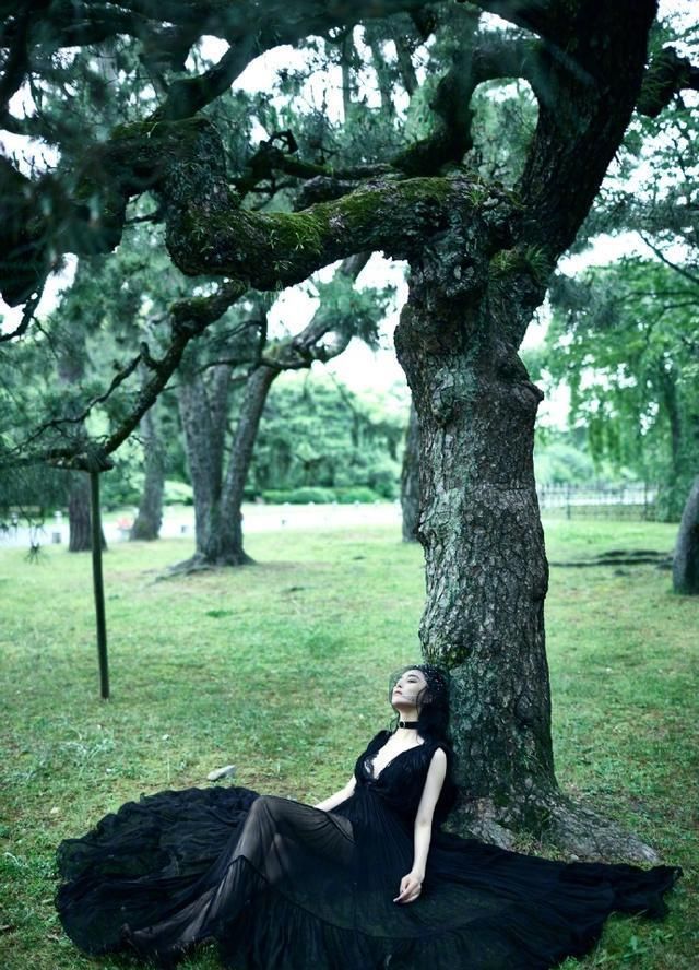  设计■张馨予婚后穿搭性感诱人，好身材一览无遗，网友：何教官不吃醋吗