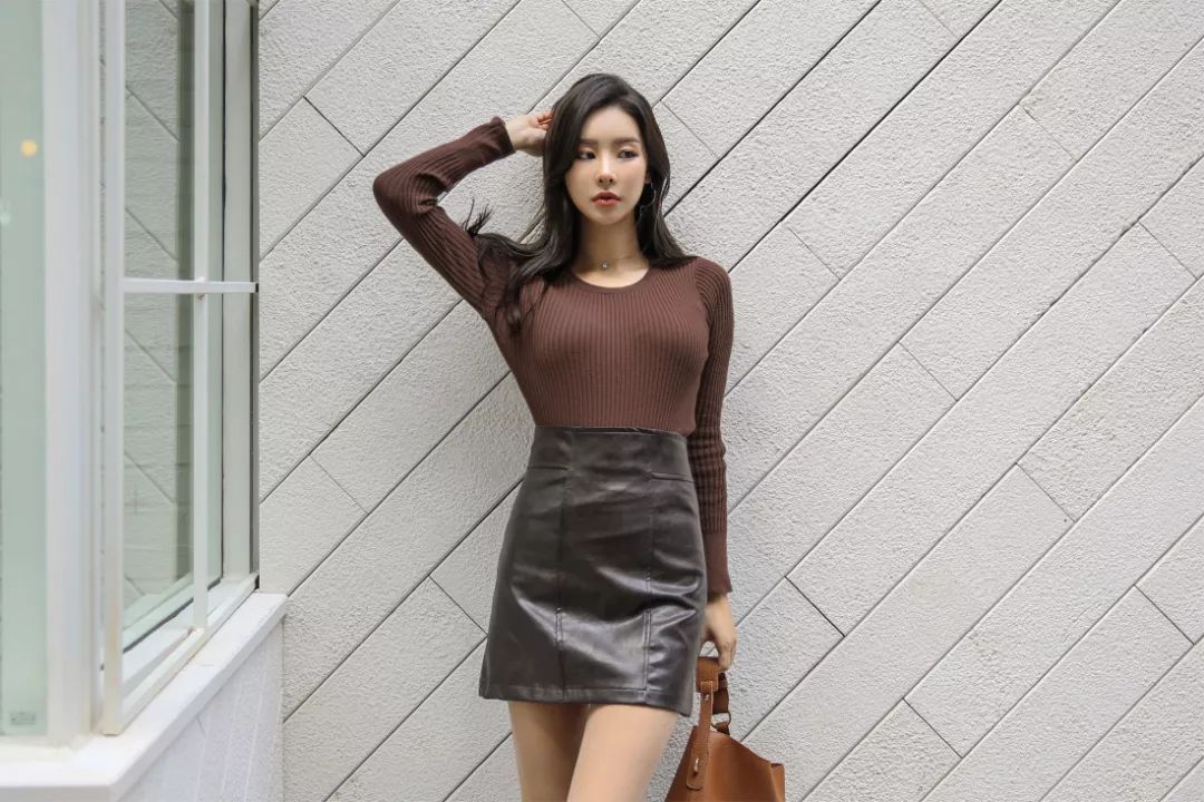 时尚街拍：“美蛇腰”小姐姐，低腰破洞牛仔裤凸显高端大气上档次