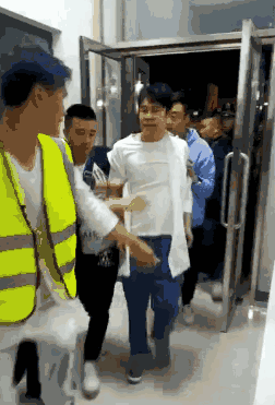 网曝小沈阳吸毒？真相让人啼笑皆非明星和警察叔叔合影时注意表情