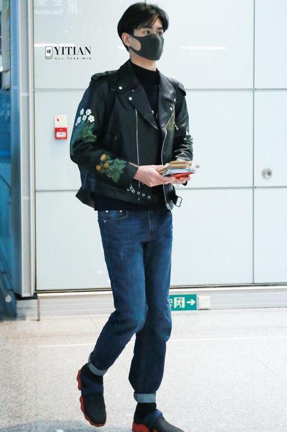 当红男星走机场谁丑谁尴尬张艺兴、蔡徐坤、易烊千玺、王俊凯