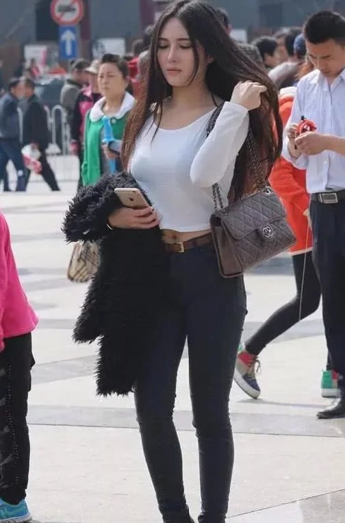 甜美小姐姐紧身穿搭下胸围太紧绷，穿出不俗的效果，吸睛无数
