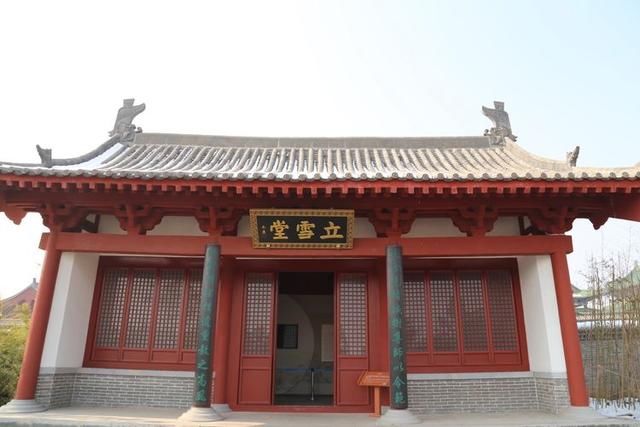 凭据古代私塾的建制要求以及伊川书院的相关典故,重修"伊川书院"一座.