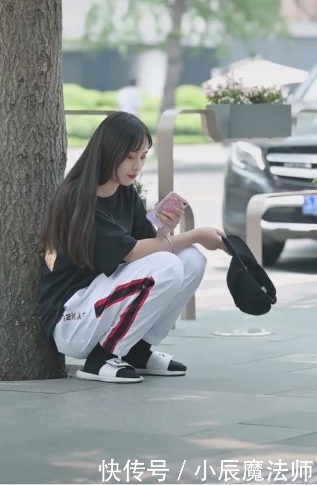  『小姐姐』路人街拍，小姐姐搭配黑色的破洞牛仔裤很显腿长，真的很美