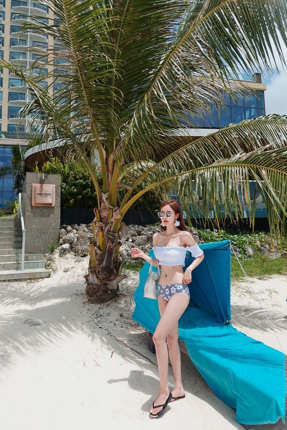 女神孙允珠,云彩烟花白茉莉梦露抹胸泳衣