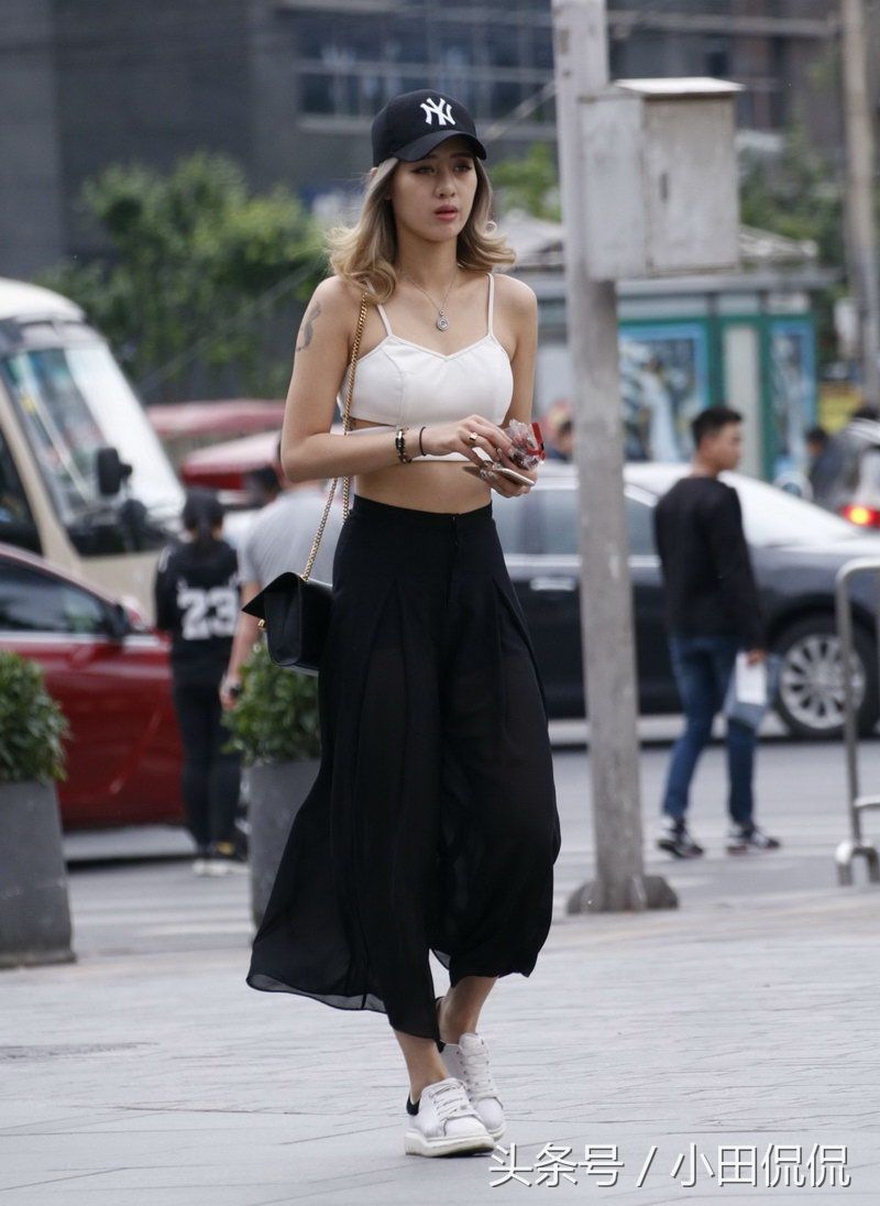 街拍|体育路的纹身小姐姐，笑起来把我迷晕了