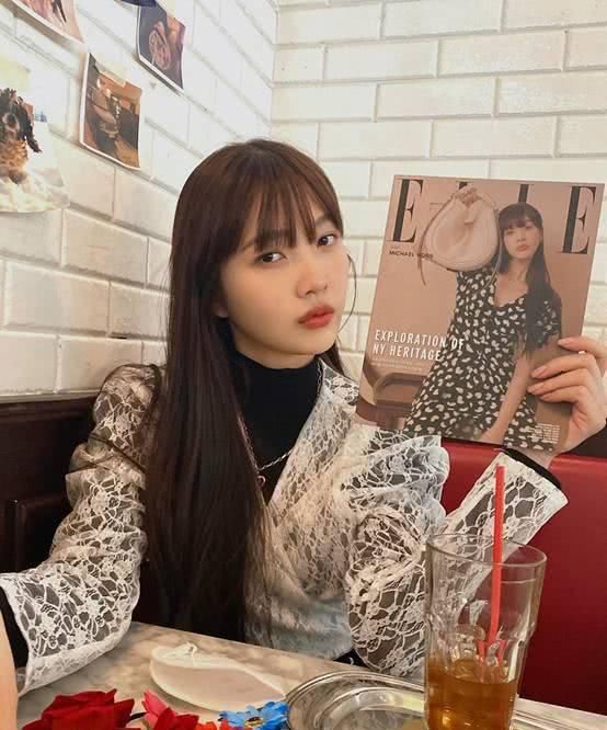  [碎花]朴秀荣的穿搭真是时尚！穿件黑色碎花衬衫，看上去大气又低调