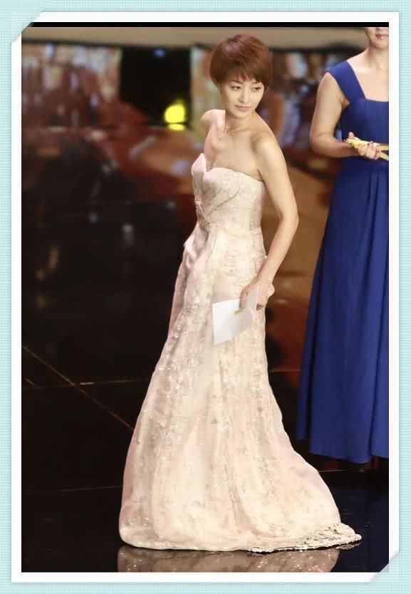 42岁的马伊琍穿抹胸裙展现纤细身材，尽显妩媚气质，网友：文章好