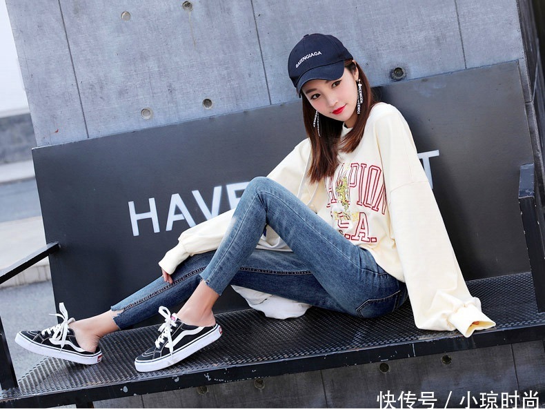 身材出众的牛仔裤美女，性感美腿翘臀，这样的美女你喜欢吗