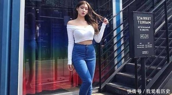  『展现』牛仔裤美女的穿搭展现视觉上的美感，靓丽而优雅！
