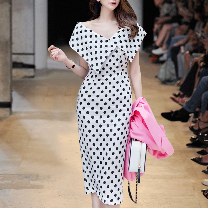 高调礼服裙让人瞩目，优雅裁剪尽显轻奢魅力，一款hold全场