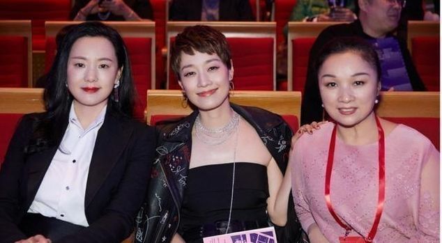 连体■马伊琍终于高调美一回身穿黑色抹胸连体裤优雅端庄,气场十足