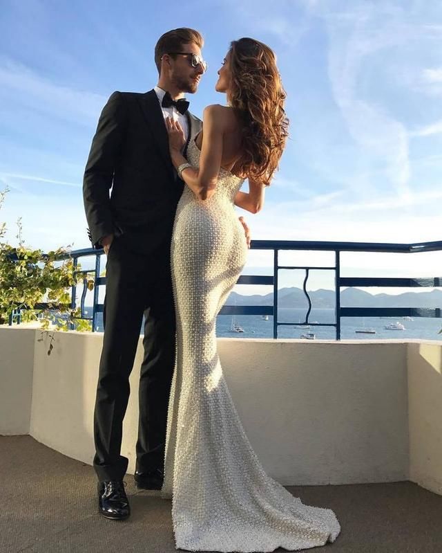 德国门将失落离场，维秘辣模女友透视装微笑臀上阵竟为劲敌加油