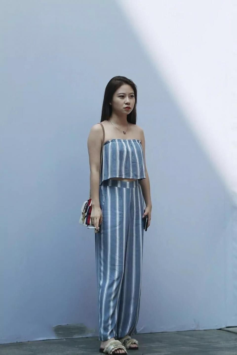 街拍:穿着简单大气的气质美女 和朋友聊天表情很高兴