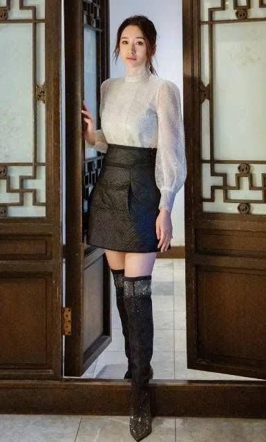 『 发力』43岁又美又精致，李小冉终于“发力”！拼色外套配过膝长靴凹造型