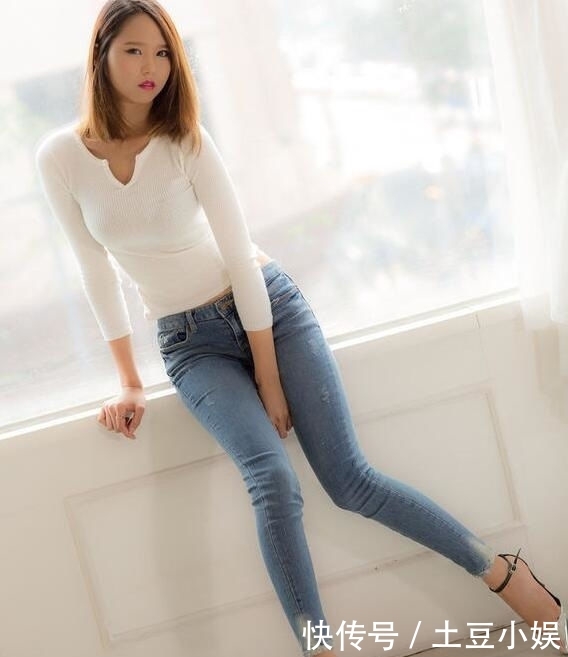 「 很好」尽显女神的甜美感，气质很好的牛仔裤美女