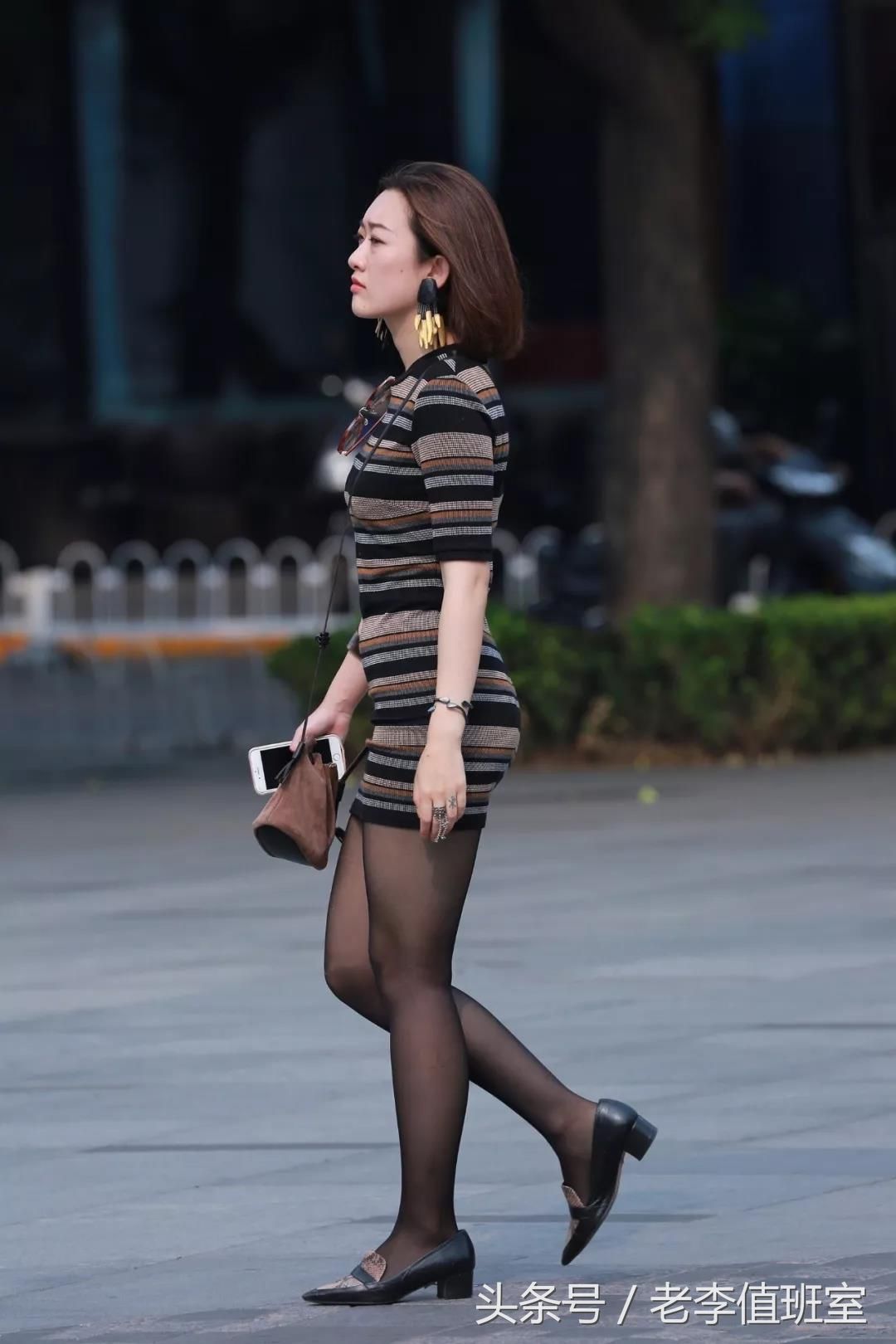 街拍:穿黑丝长袜身姿窈窕婀娜楚楚动人的短发性感翘臀美女