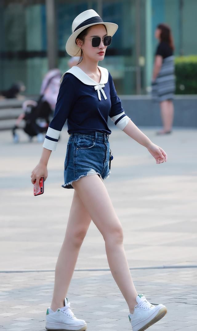 少妇一身打扮很适合美女的身材和颜值，整体看上去很有女人味！