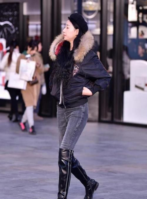 风采：街拍：温柔可人的美女，一条黑色的连衣裙，时尚女神风采