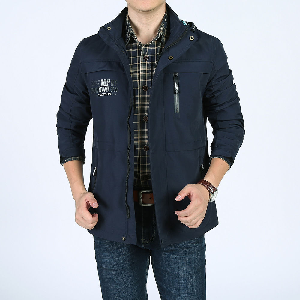 “冲锋衣”终于上新款了，隔风挡雨，四季能穿，忒适合中老年