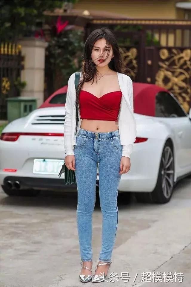 紧身牛仔裤穿出完美身材