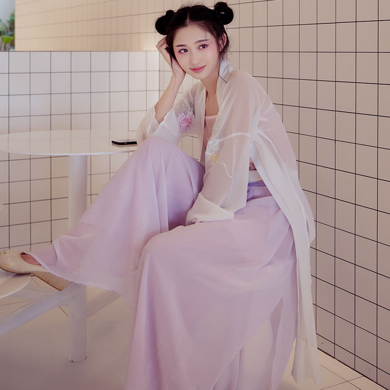 一款唯美至极的改良汉服，穿在身上非常清新甜美，尽显少女情怀