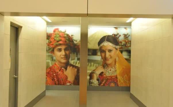 中国游客来印度，发现到处都是露天厕所，印度姑娘是怎么上厕所呢