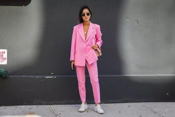 提问| 怎么穿粉色才能摆脱乡土感?她们教你穿出强大气场!