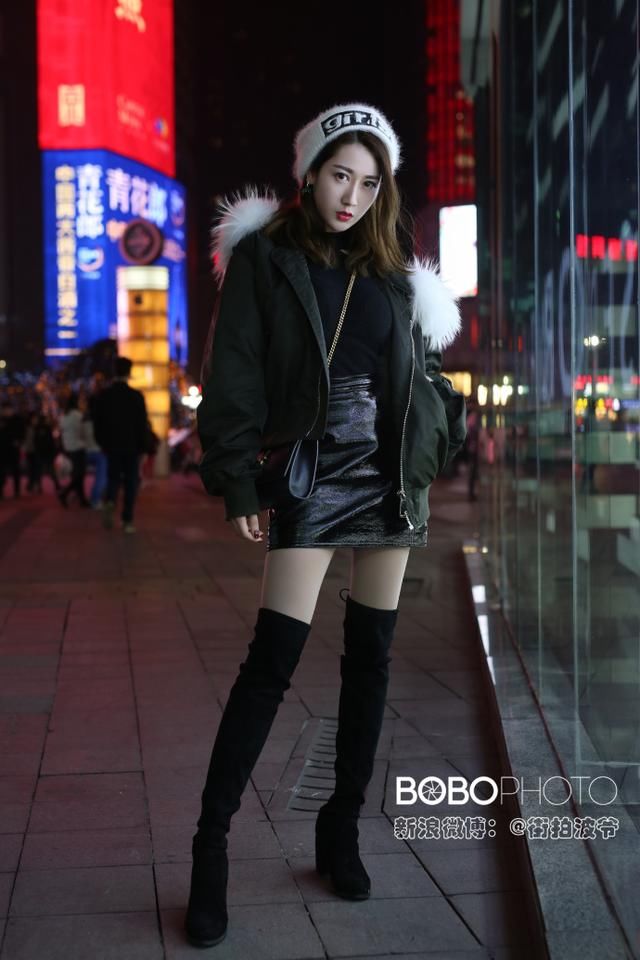 重庆街拍:长款呢子大衣搭配雪纺纱裙,内衬黑色