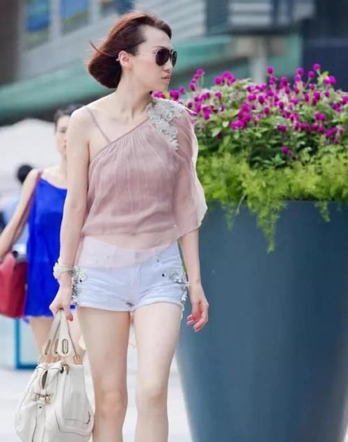  「气质」美女时尚街拍：眉清目秀的美女，一条白色的连衣裙，优雅女神气质范
