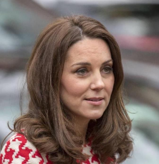 凯特王妃36岁,西班牙王后46岁,不化妆时的她们差别还是大的