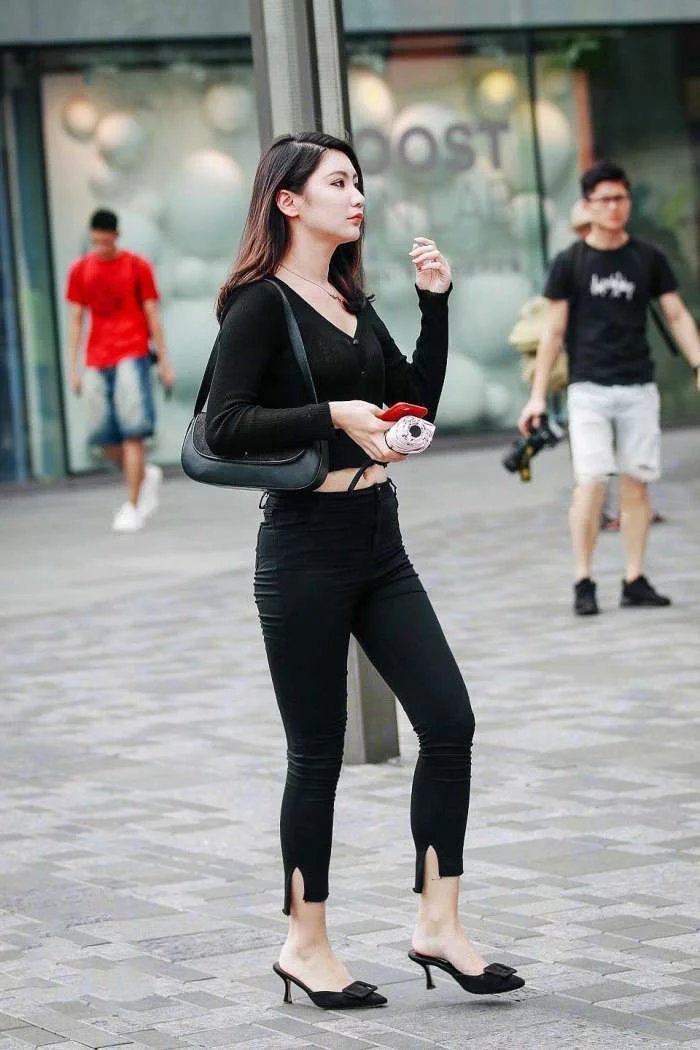 微胖的小姐姐黑色紧身裤,时尚的穿衣搭配,典雅高贵的气质让人羡