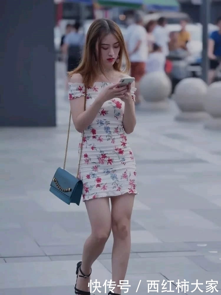 穿着■路人街拍:小姐姐穿着碎花裙修身时尚,网友:身材真好