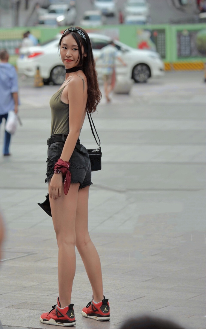 身材好的小姐姐都喜欢这样穿，用小热裤凸显大长腿！