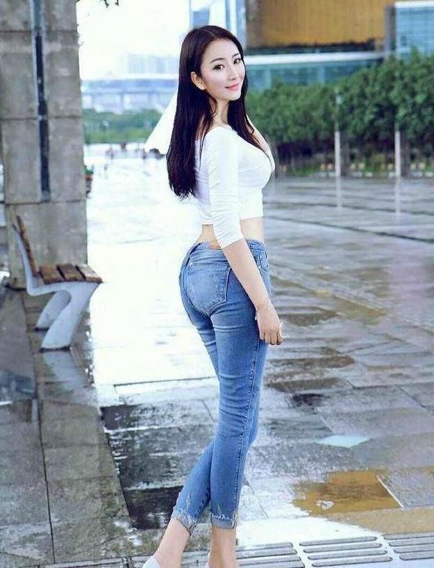 清雅悠然的牛仔裤美女,养眼上镜,散发出女神气场