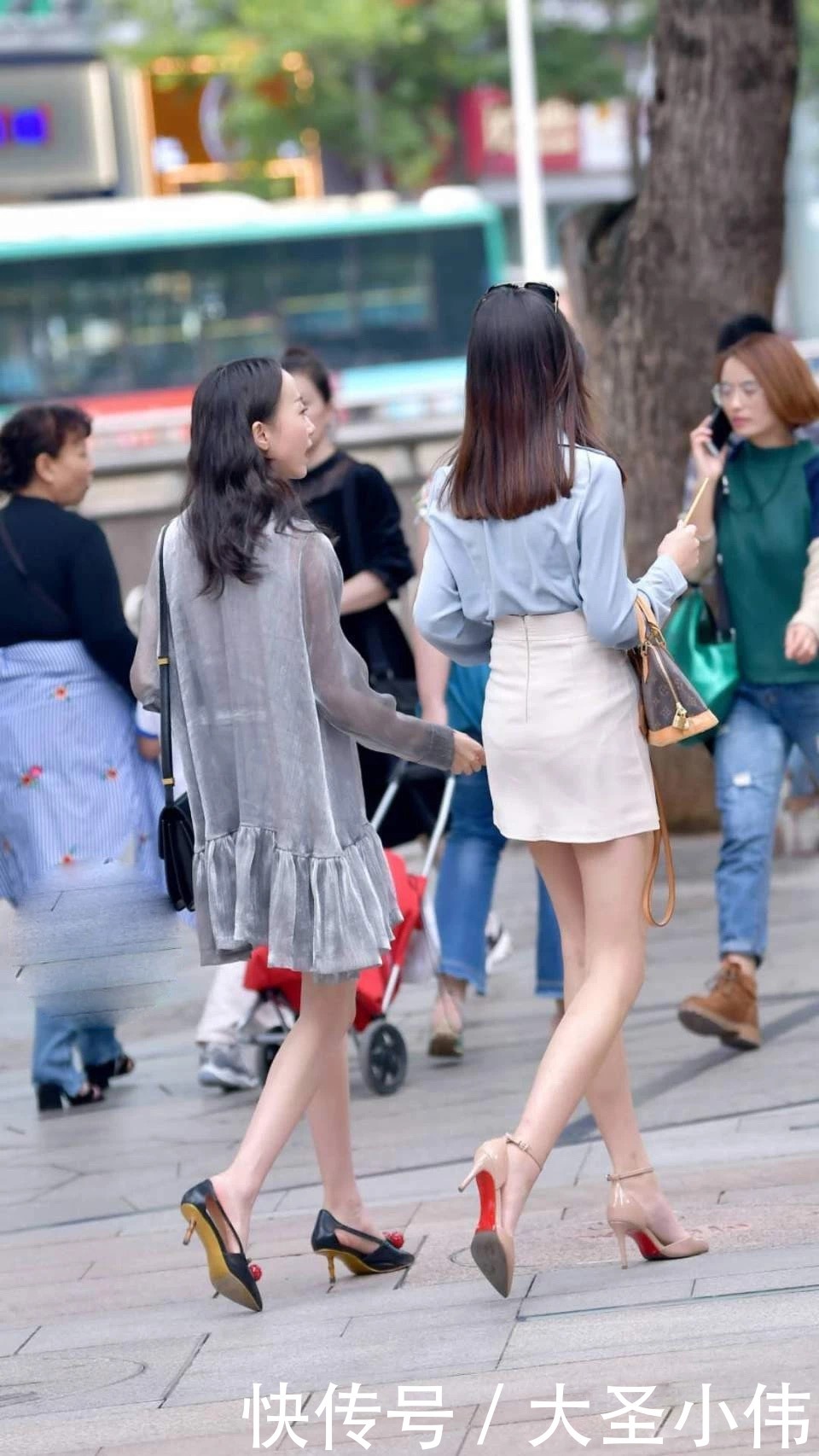  美女|美女街拍：两给美女的腿都好细呀！矮一点小姐姐好卡哇伊！