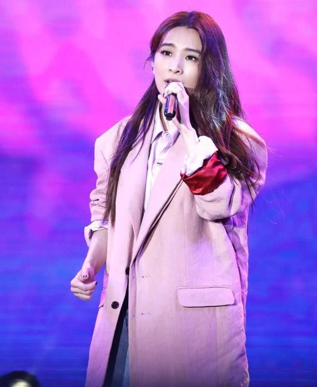 真服了田馥甄，裤子少扣了两个扣就上台了，裤子都要掉下来了！