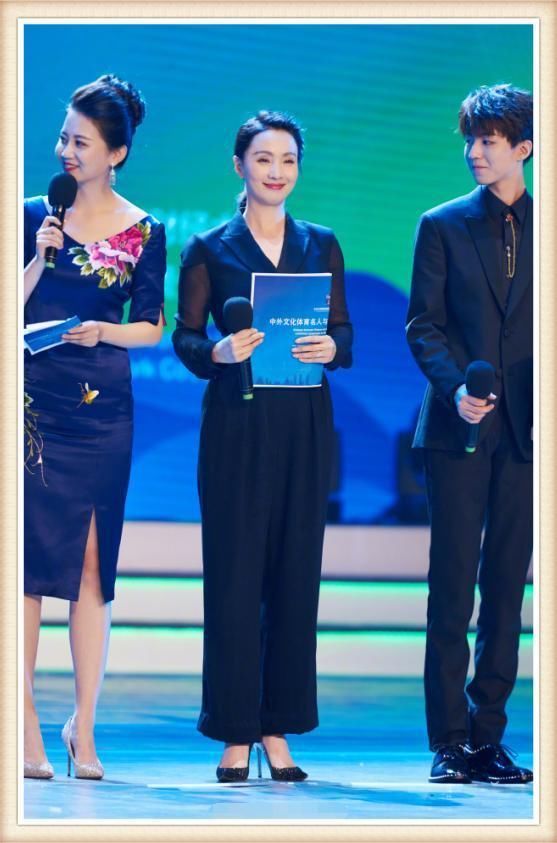 小陶虹美到犯规，王俊凯目不转睛!网友:熟女杀伤力不可小觑啊!