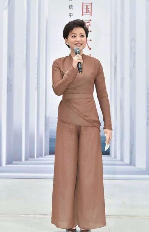  『身穿』杨澜气质如兰！身穿蓝色连衣裙端庄大气，时尚精致又不失温柔优雅