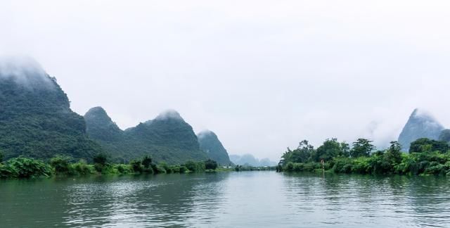 阳朔山水甲桂林，遇龙河的竹筏漂流秒杀漓江，游客不多景色优美