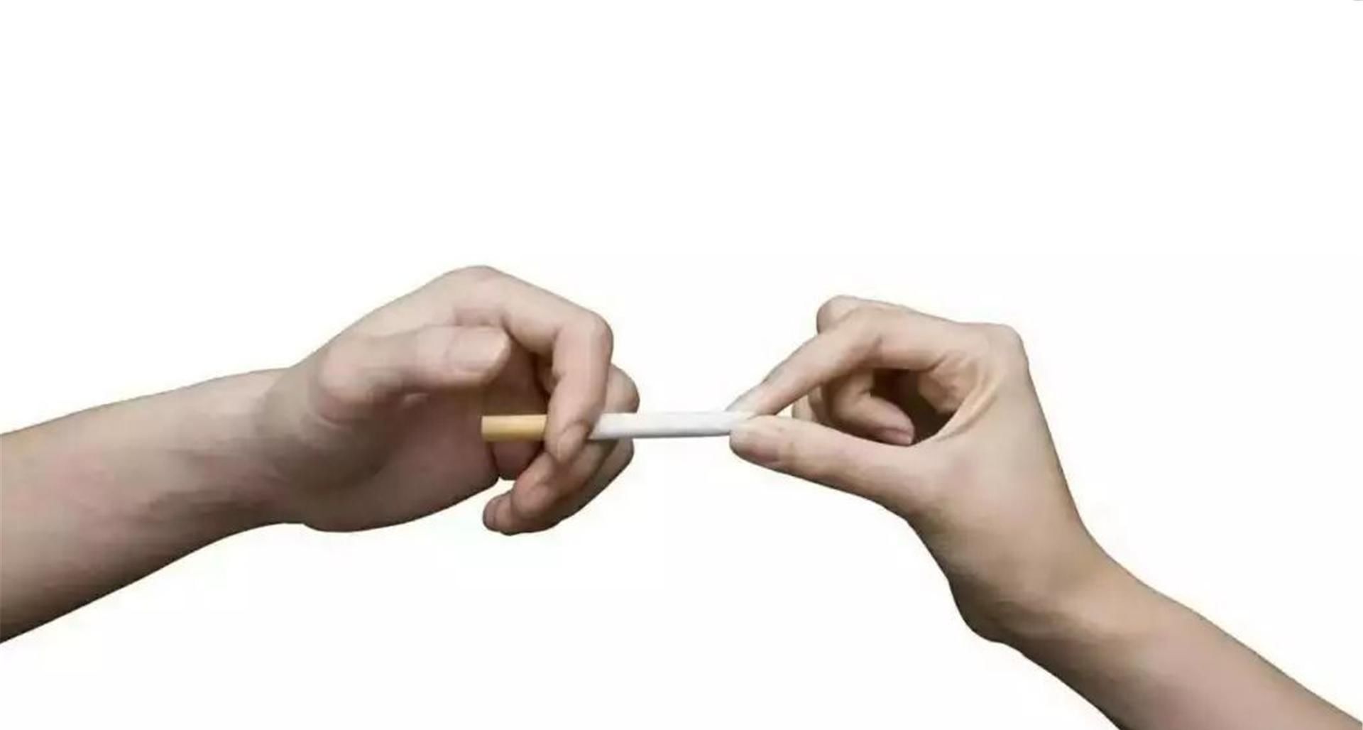 「发烟」假如酒桌上有人发烟时故意不发给你,你该如何巧妙地回击他?