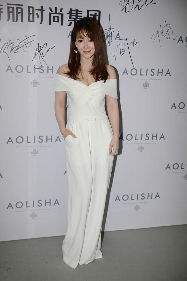 陈紫函胆子真大，黑色连衣裙，身材凹凸有致！