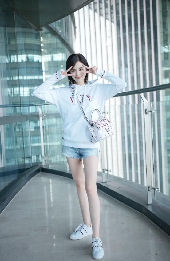 娜扎短裤秀美腿，新造型遭吐槽，网友:要这么多铆钉干啥?揍人吗