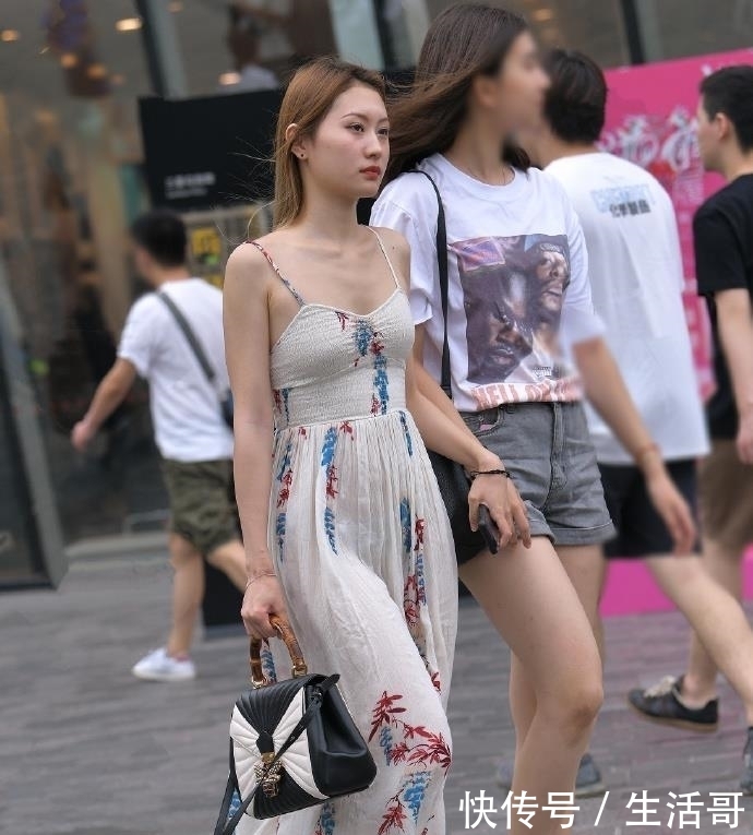 『吊带』街拍:身穿吊带枫叶裙的小姐姐,魅力十足的女神范儿!