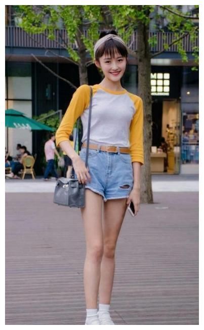街拍:图九穿露脐装，传说中的“A4腰”，终于见识到了!