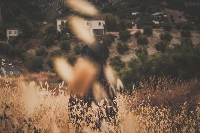 男子买饮料感谢女孩带路被当成人贩子，我们开始越来越不相信别人