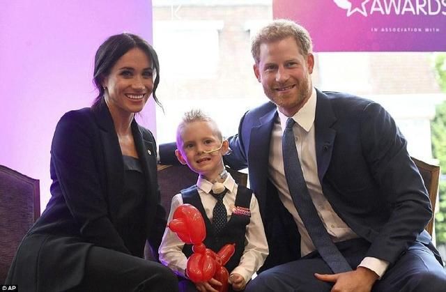 梅根终于不露腿！怎么又瘦了？4千块喇叭裤显大长腿，这钱花得值