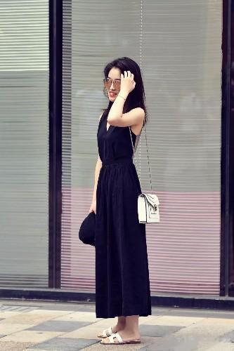 路人街拍，美女穿着清凉又舒适，身材丰满，气质婉约迷人！