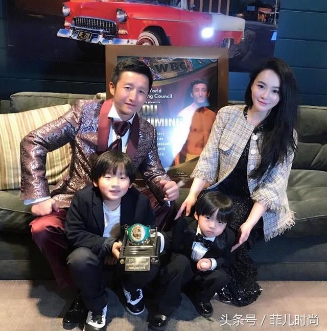 冉莹颖真疯狂!衬衫有扣子不系非要内衣外露,网友:一般人不敢穿