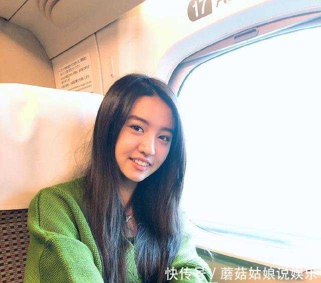 「同款」木村光希姐妹同框,穿同款不同色条纹T恤,姐姐齐刘海更显嫩