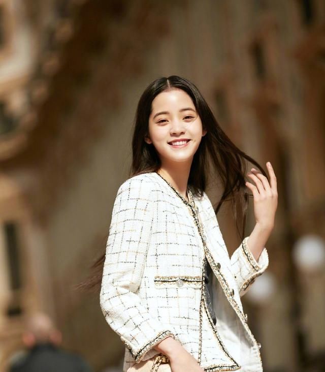  「长款针织小」女星们穿小香风外套,你被谁有惊艳到?
